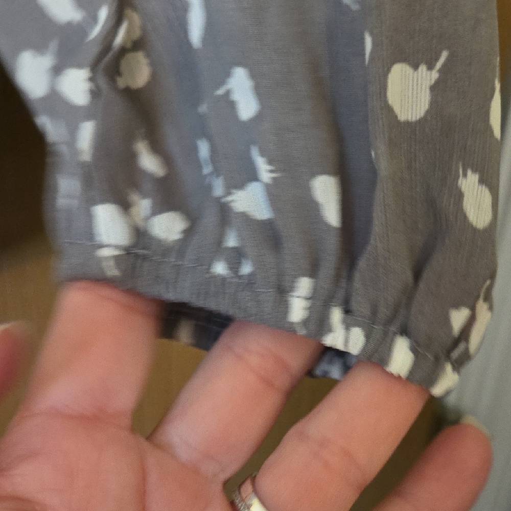 Dokotoo NWT Chic Gray & White Floral Blouse...size Med - Picture 6 of 6